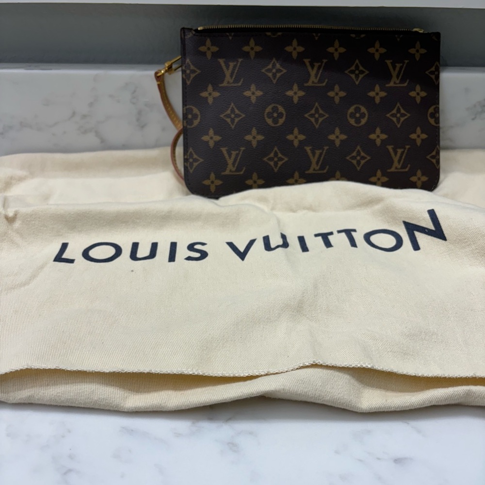 Louis Vuitton neverfull monogram pochette. Bought and only used once